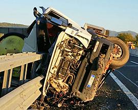 A24: SI RIBALTA AUTOCISTERNA, TRAFFICO IN DIREZIONE ROMA