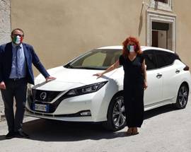 L’AQUILA: CONSEGNATA A BIONDI E MANNETTI AUTO ELETTRICA COMUNALE