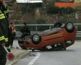 L’AQUILA: AUTOMOBILE SBANDA IN CURVA E SI RIBALTA IN VIA MARCONI