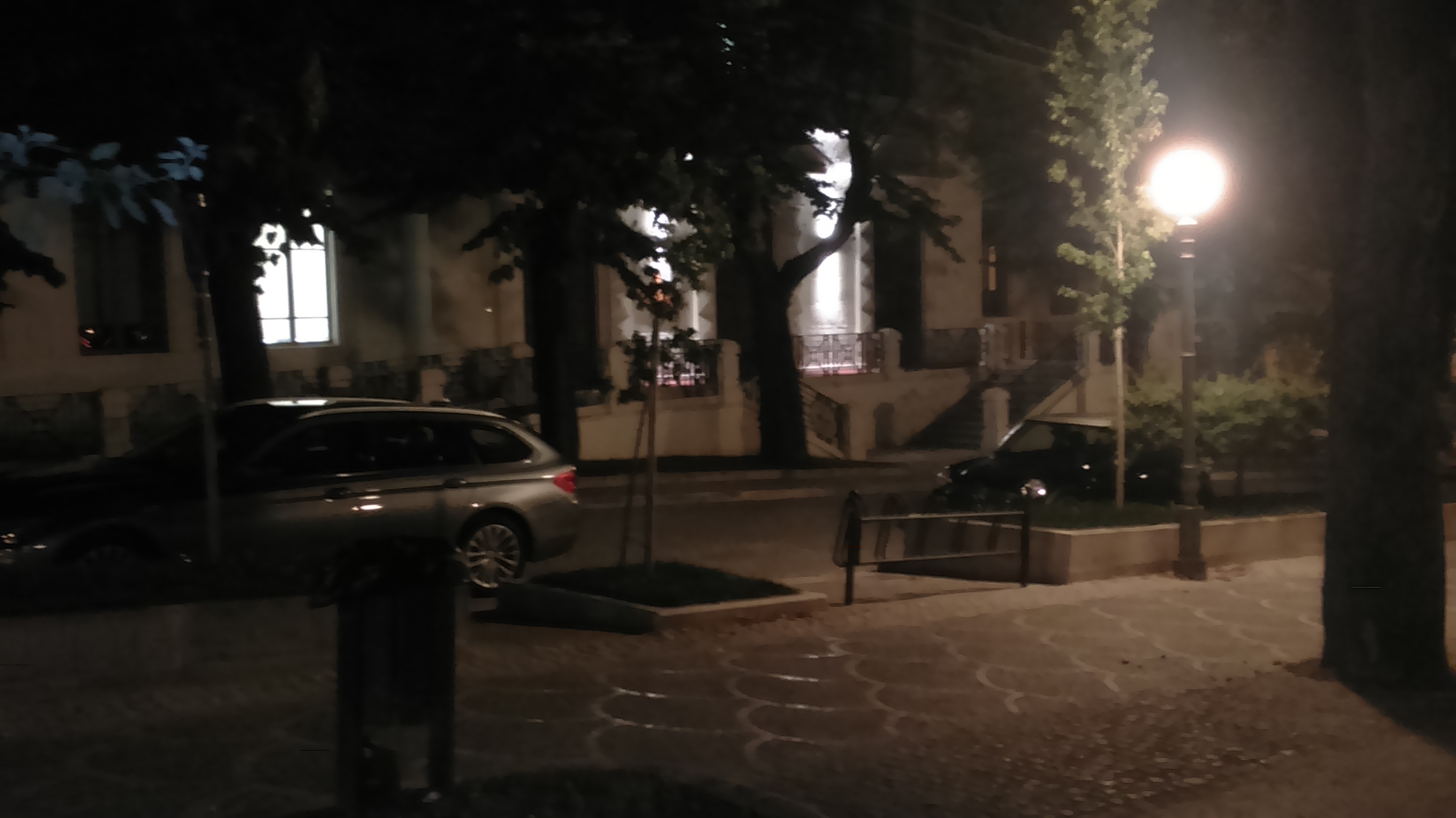 L’AQUILA, AUTO IN SOSTA IN PIAZZA DELL’EMICICLO CONTRO REGOLE E BUONSENSO