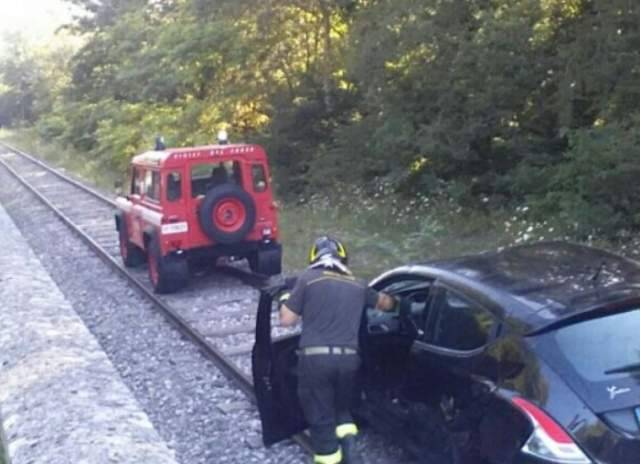 AUTO SI RIBALTA E FINISCE SUI BINARI, CONDUCENTE FINISCE IN OSPEDALE