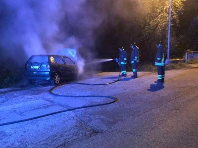 L’AQUILA: AUTOMOBILE IN FIAMME INTERVENGONO VIGILI DEL FUOCO