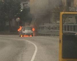 L’AQUILA, AUTO A GPL PRENDE FUOCO SU VIA MARCONI