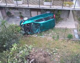 AUTO FINISCE IN UN CORTILE IN VIA VESTINA A MONTESILVANO