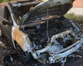 INCENDIO DISTRUGGE AUTO GIORNALISTA: SOLIDARIETA’ DAI COLLEGHI
