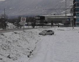 L’AQUILA: SLITTA SULLA NEVE, AUTO FINISCE FUORI STRADA