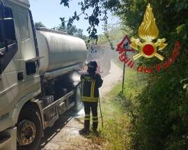 PAURA A CITTA’ SANT’ANGELO, PNEUMATICO CISTERNA GASOLIO IN FIAMME