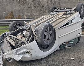 A24: AUTO SI RIBALTA AL CASELLO DI TORNIMPARTE, DUE FERITI LIEVI