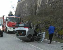 L’AQUILA: AUTO SI RIBALTA A ROIO, UN FERITO