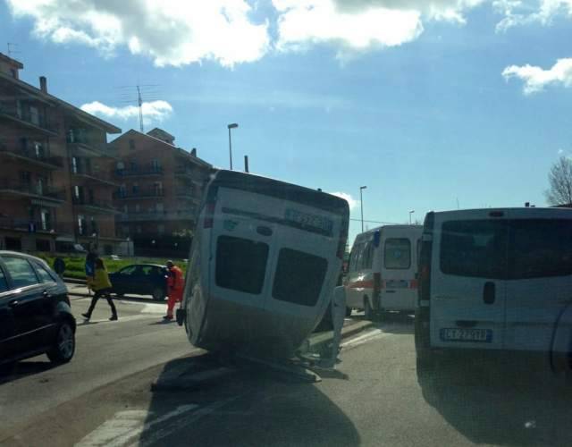 INCIDENTE SPETTACOLARE AUTO RIBALTATA ALL’AQUILA
