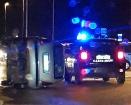 L’AQUILA: AUTO SI RIBALTA ALLA ROTATORIA SU VIA MAUSONIA