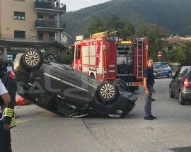SCONTRO ALLA ROTATORIA, AUTO SI RIBALTA SULLA SS80 ALL’AQUILA