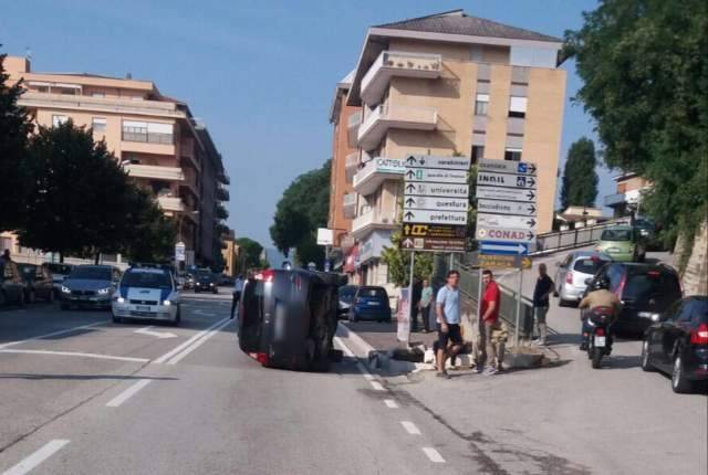 SUV SALE SUL MARCIAPIEDE E SI RIBALTA, PAURA PER DUE CINESI