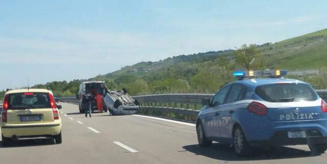 AUTO SI RIBALTA DOPO SCONTRO CON SUV SULLA TERAMO-MARE