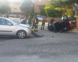 AUTO SI RIBALTA ALL’AQUILA, CONDUCENTE ILLESO PER MIRACOLO