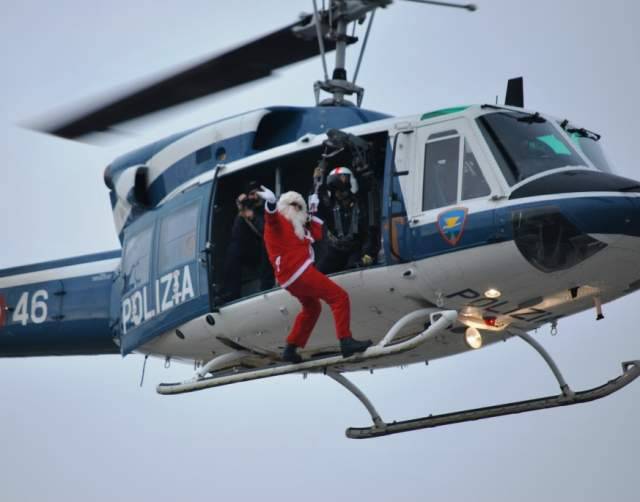 PESCARA: BABBO NATALE ARRIVA IN VOLO, PER LA GIOIA DEI BAMBINI