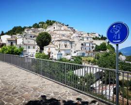 ”BACIAMI QUI”: IL CARTELLO NEL PAESE PIU’ PICCOLO D’ABRUZZO, MONTELAPIANO
