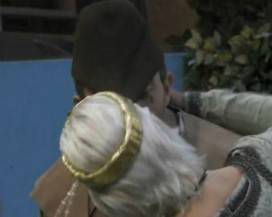 GRANDE FRATELLO: COCCIA BACIA LA BRAMIERI PER GIOCO, PER IL WEB ”E’ TROPPO INTENSO”