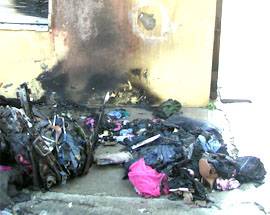 PORTA I BAGAGLI SOTTO CASA DELLA EX E DA’ FUOCO A TUTTO, ARRESTATO