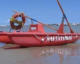 PESCARA: 70ENNE RISCHIA DI ANNEGARE, SALVATO DAI BAGNINI
