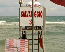 ALBA ADRIATICA: RISCHIA DI ANNEGARE  AQUILANO SALVATO DAI BAGNINI, E’ GRAVE