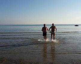VASTO: NATALE IN COSTUME TEMERARI DI UN GRUPPO PODISTICO FANNO IL BAGNO
