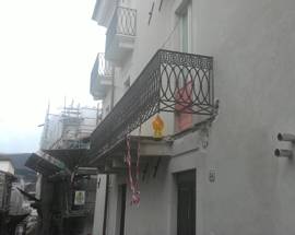 L’AQUILA: CADE BALCONE IN PALAZZO APPENA RICOSTRUITO