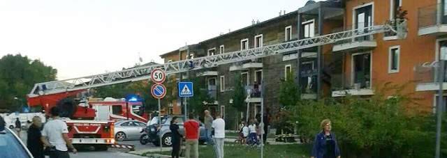 L’AQUILA, ANCORA BALCONI PERICOLANTI NELLE C.A.S.E., ACCESSO TRANSENNATO