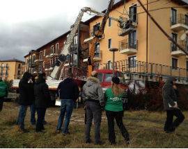 PROGETTO C.A.S.E., FORESTALE RIMUOVE BALCONE PERICOLANTE A CESE