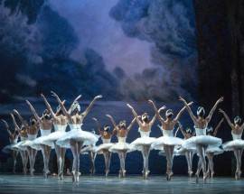 DANZA: A TERAMO CON IL LAGO DEI CIGNI DEL BALLETTO DI SAN PIETROBURGO