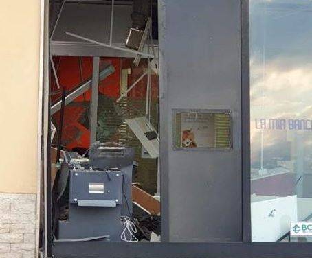 ASSALTO NELLA NOTTE A FILIALE BCC GIULIANO TEATINO; FATTO ESPLODERE BANCOMAT, PANICO TRA ABITANTI