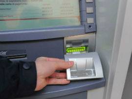 INGEGNOSO TRUCCO PER RUBARE BANCOMAT AI CLIENTI BANCHE  TRE IN MANETTE