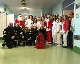 PESCARA: BANDA DEI BABBI NATALE IN VISITA AI BIMBI DI PEDIATRIA DELL’OSPEDALE