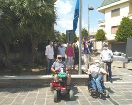 FOSSACESIA: LA BANDIERA BLU SVENTOLA NELLA PIAZZA DEL MUNICIPIO