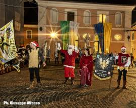 L’AQUILA: NEL MEDIOEVO ”ASPETTANDO IL NATALE”, SUCCESSO PER L’EVENTO DEI BANDIERAI QUATTRO QUARTI