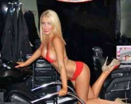 PARRUCCHIERE IN TOPLESS, ”CLIENTI FANNO CENTINAIA DI CHILOMETRI PER NOI”
