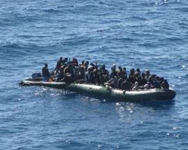 AEREO GUARDIA COSTIERA PESCARA INTERCETTA BARCONI A LAMPEDUSA