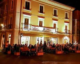 L’AQUILA: LADRI AL BAR DUOMO IN PIAZZA, PRESI 400 EURO