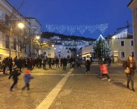 NATALE: A BARISCIANO ALBERO DECORATO DAGLI STUDENTI, E IN PIAZZA E’ FESTA