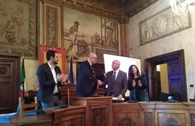 SERVIZI EDUCATIVI E IMPEGNO UMANITARIO: COMUNE AVEZZANO PREMIA PROF BARONE