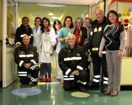 L’AQUILA: LA BEFANA DEI VIGILI DEL FUOCO CONSEGNA DONI A PEDIATRIA