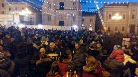 L’AQUILA: ”SCENDE” LA BEFANA DEI VIGILI DEL FUOCO IN PIAZZA DUOMO