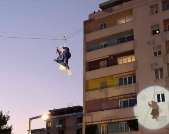 PESCARA: LA BEFANA DEI VIGILI DEL FUOCO ARRIVA DAL CIELO