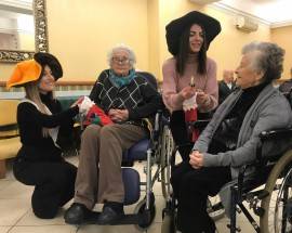 BEFANA ARRIVA ALLA RESIDENZA LYCIA ACCOMPAGNATA DA DUE MISS
