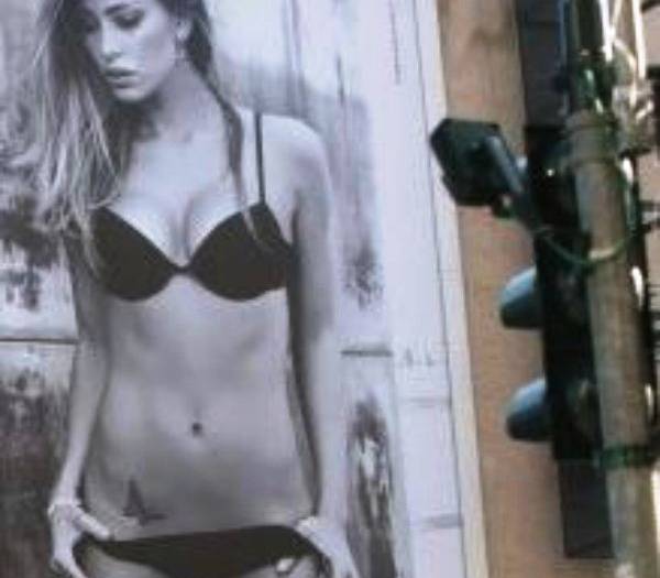 BELEN MOSTRA ‘FARFALLINA’ SU MANIFESTO: ”OFFENDE E DISTRAE”