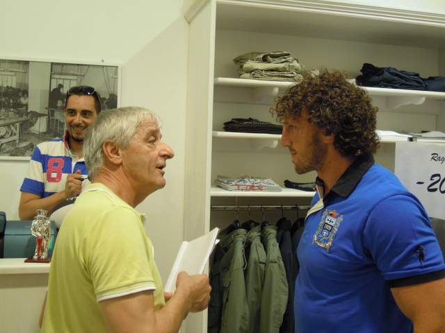 L’AQUILA: BERGAMAURO IN CITTA’, ED E’ SUBITO CACCIA ALL’AUTOGRAFO