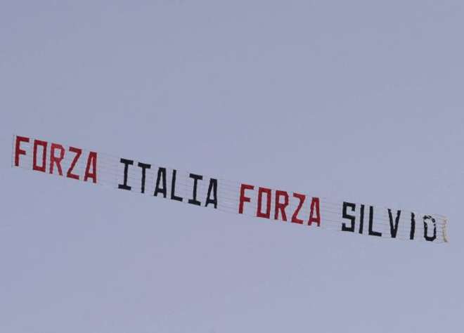 BERLUSCONI: A FERRAGOSTO AEREI CON STRISCIONI ”FORZA SILVIO” SUI CIELI DELLE SPIAGGE