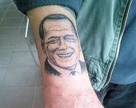 FAN SFEGATATO DI BERLUSCONI, SI FA TATUARE IL VOLTO SUL BRACCIO