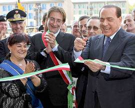 QUANDO BERLUSCONI FESTEGGIO’ IL COMPLEANNO A CONSEGNARE LE C.A.S.E.