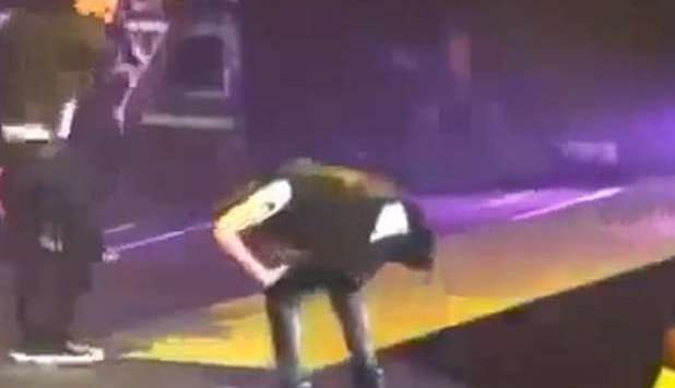 JUSTIN BIEBER VOMITA SUL PALCO: AI FAN, ”MI AMERETE LO STESSO?”